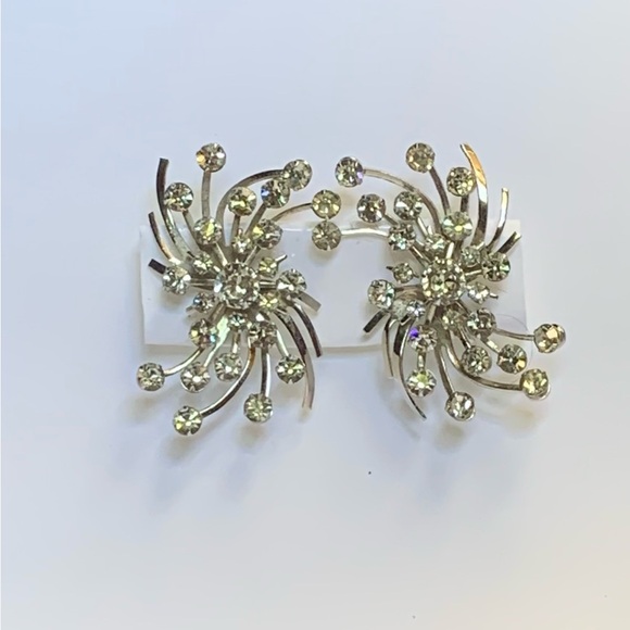 Brilliant Snowflake earrings. catch a bit of glamour. shine bright like a 💎 - Picture 4 of 7